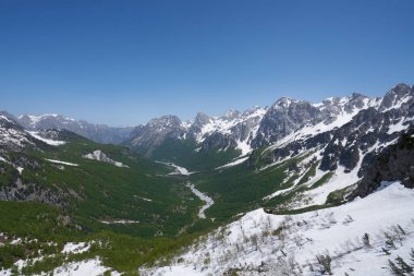 Arnavutluk 'un kuzeyindeki uzak Theth köyündeki dağ manzarası. Fotoğraf Valbona 'dan Theth' e yürürken çekildi.
