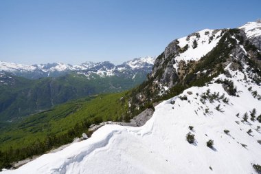 Arnavutluk 'un kuzeyindeki uzak Theth köyündeki dağ manzarası. Fotoğraf Valbona 'dan Theth' e yürürken çekildi.