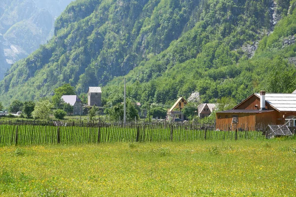 Paisaje Montaña Con Casas Granjas Theth Los Alpes Albaneses — Foto de Stock