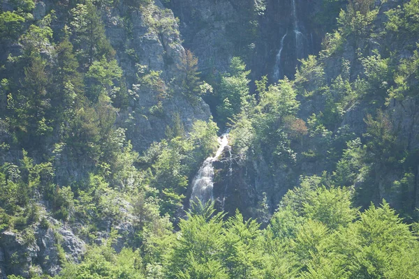 アルバニア語でThethの山の滝 Alps — ストック写真