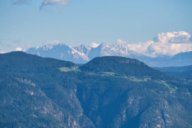 Dolomiti alpleri meran yakınlarındaki leiter sadakasından görüldü.