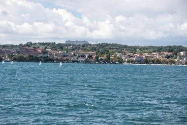 İtalya 'daki Garda Gölü' nün güney kesiminde yelkenliler.