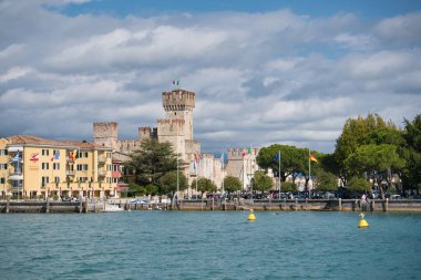 Sirmione kalesi kıyıdan görüldü.
