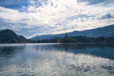 Ekim ayında Slovenia 'da çok güzel bir göl.