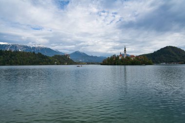 Ekim ayında Slovenia 'da çok güzel bir göl.