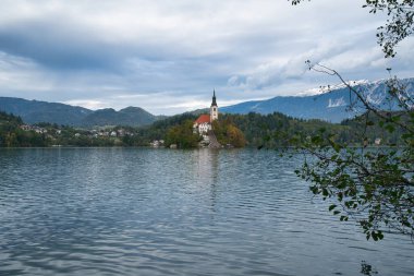Ekim ayında Slovenia 'da çok güzel bir göl.