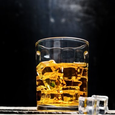 Viski ahşap arka plan üzerinde