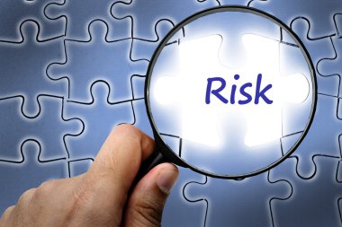 Risk yönetimi kelime. Büyüteç'i ve bulmacalar.