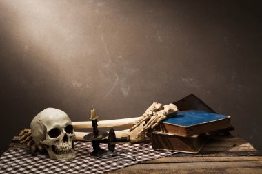 Eski ahşap arka plan üzerinde insan kafatası natürmort