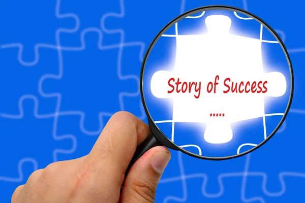 Story of success word. Magnifier and puzzles. — Stock Photo, Image