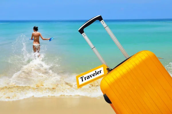 Viajar. maleta con etiqueta . — Foto de Stock