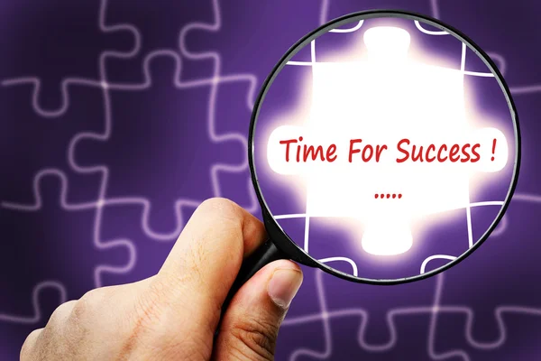 Tijd voor succes woord. Vergrootglas en puzzels. — Stockfoto