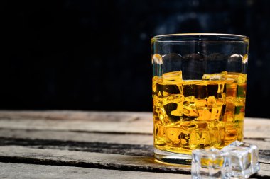 Viski ahşap arka plan üzerinde