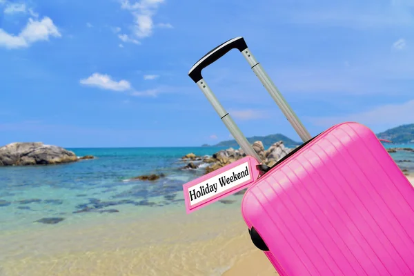 休日の週末。海でラベル付きスーツケース. — ストック写真