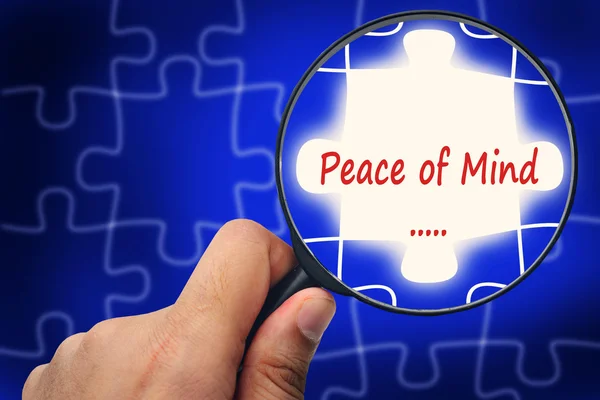 Vrede van geest word. Vergrootglas en puzzels. — Stockfoto