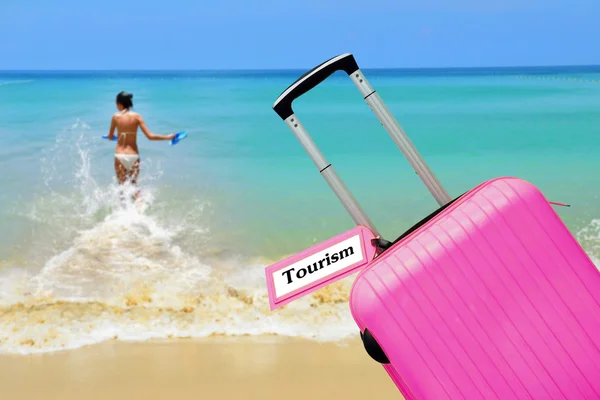 Tourism. Suitcase with label at sea. — Stock Photo, Image