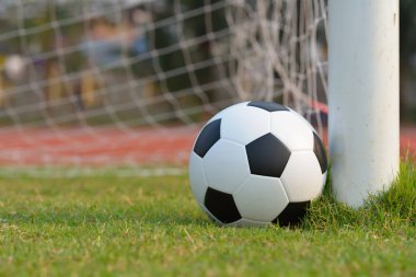 Futbol alanında kadar yakın.