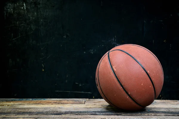 Siyah arka planda basketbol.