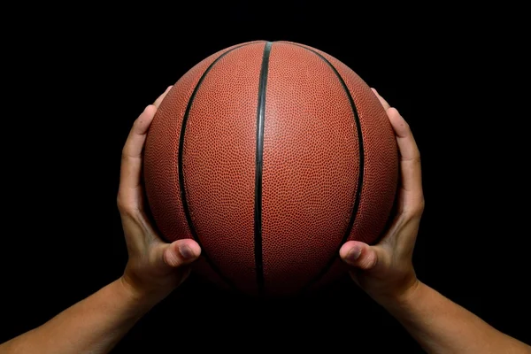 Siyah arka planda basketbol.