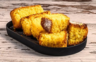 Ev yapımı tereyağlı kek dilimleri Rustik ahşap arka planda