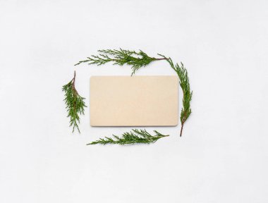 Kağıt boş maket, hediye kutuları, dekorasyonlar, beyaz üzerine izole edilmiş..