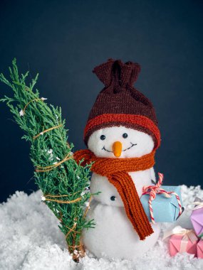 Oyuncak kardan adamla Noel arkaplanı.