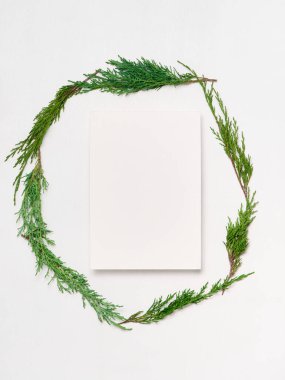 Kağıt boş maket, hediye kutuları, dekorasyonlar, beyaz üzerine izole edilmiş..