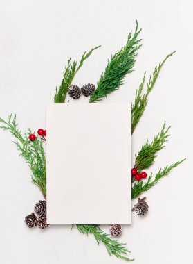 Kağıt boş maket, hediye kutuları, dekorasyonlar, beyaz üzerine izole edilmiş..