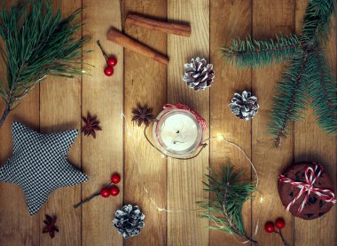 Noel hediyeleri ve ahşap arka planda Noel süslemeleri..