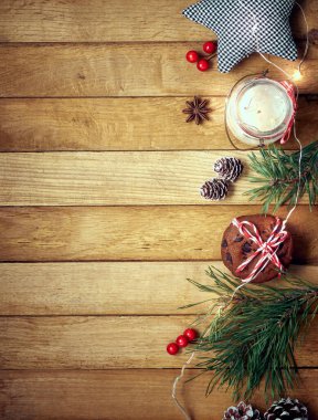 Noel hediyeleri ve ahşap arka planda Noel süslemeleri..