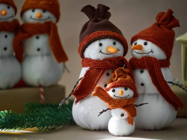 Oyuncak kardan adamlarla Noel arkaplanı.