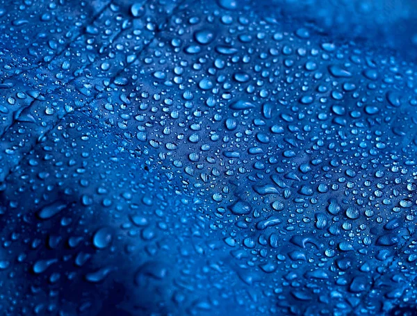 Gotas Agua Lluvia Sobre Tela Impermeable Fibra Azul Fondo Azul — Foto de Stock