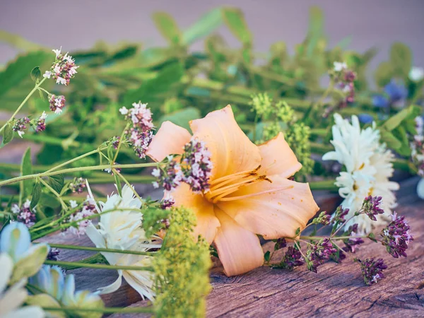 Sommerblumen Auf Einem Hölzernen Hintergrund — Stockfoto