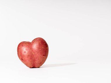 Beyaz arkaplandaki çirkin kalp şekilli patatesler..