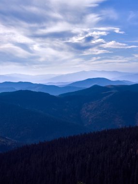 Dağlarda güzel bir gün batımı.