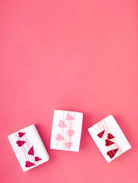 Απλό Κλασικό Λευκό Τυλιγμένο Κουτιά Δώρου Ροζ Φόντο Πλεξούδες Και — Φωτογραφία Αρχείου