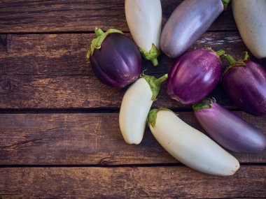 Ahşap arka planda organik patlıcan.