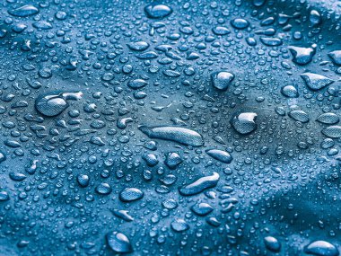 Su geçirmez kumaş üzerine su damlacıkları yağdır.