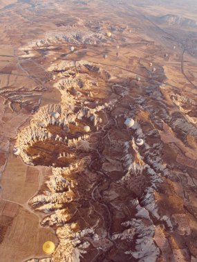 Kapadokya 'da güneş doğarken sıcak hava balonu.
