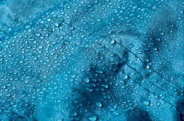 Su geçirmez kumaş üzerine su damlacıkları yağdır.