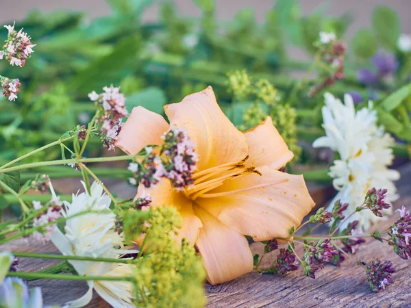 Sommerblumen Auf Einem Hölzernen Hintergrund — Stockfoto