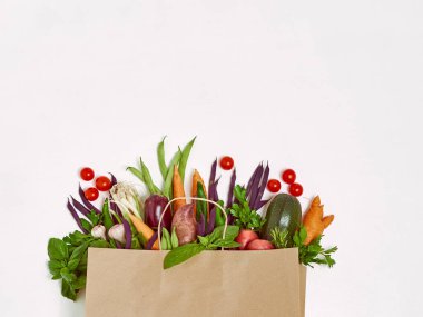 Beyaz arka planda çeşitli izole sebzelerin çerçevesi, üst manzara. Metin için alanı olan organik gıda çerçevesi.