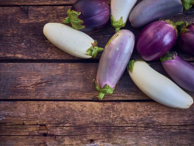 Ahşap arka planda organik patlıcan.