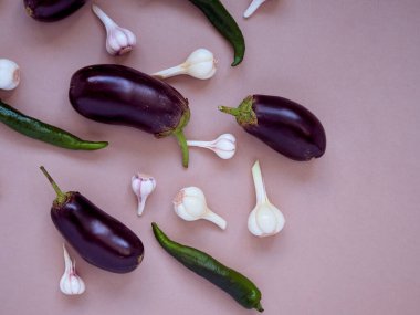 Düz kompozisyon ve taze sebzeler.