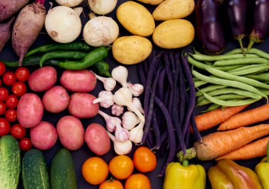 Düz kompozisyon ve taze sebzeler.