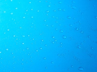 Mavi PVC yüzeyine rastgele su damlaları