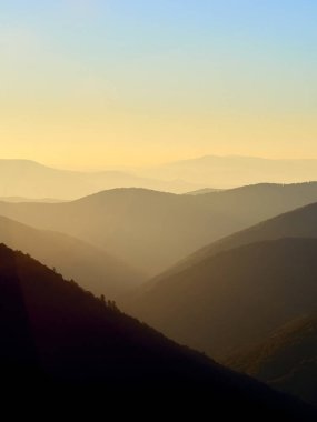 Dağlarda güzel bir gün batımı.
