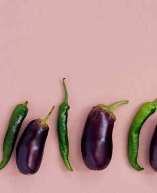 Düz kompozisyon ve taze sebzeler.