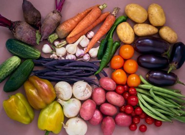 Hafif arka planda çeşitli sebzelerin çerçevesi, üst görünüm.