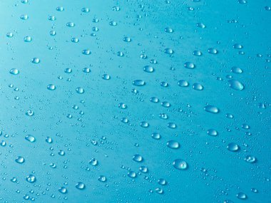Mavi PVC yüzeyine rastgele su damlaları